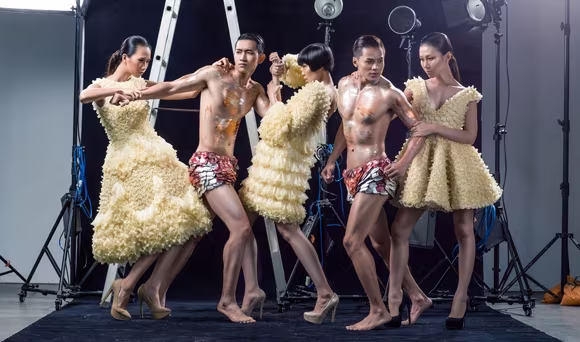 Siêu mẫu Việt Nam thử sức với thời trang bao cao su ảnh 2