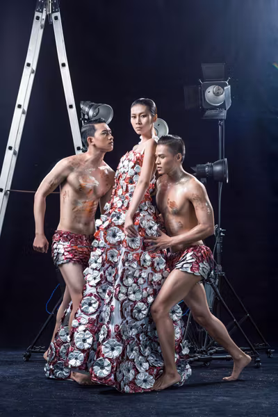 Siêu mẫu Việt Nam thử sức với thời trang bao cao su ảnh 16