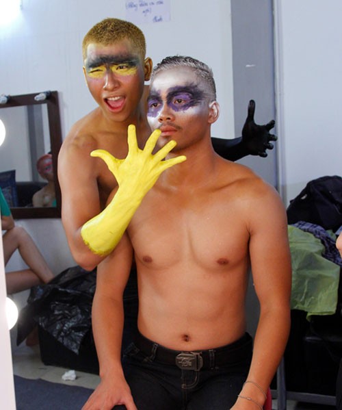 Thí sinh Top model được waxing, sơn màu toàn thân ảnh 3 Thí sinh Top model được waxing, sơn màu toàn thân ảnh 3
