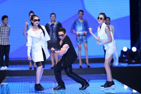 Độc đáo màn catwalk của Phạm Văn Mách, Hiếu Hiền ảnh 3 Độc đáo màn catwalk của Phạm Văn Mách, Hiếu Hiền ảnh 3