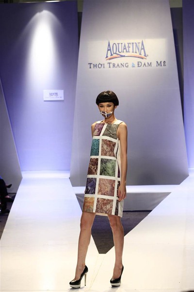 Dàn "chân dài" bị bịt miệng khi trình diễn thời trang ảnh 7 Dàn "chân dài" bị bịt miệng khi trình diễn thời trang ảnh 7