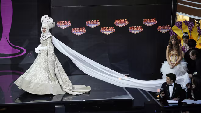 Việt Nam lọt Top10 trang phục dân tộc đẹp nhất Hoa hậu Hoàn Vũ 2013 ảnh 2