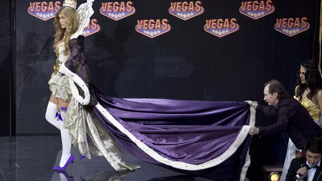 Việt Nam lọt Top10 trang phục dân tộc đẹp nhất Hoa hậu Hoàn Vũ 2013 ảnh 6