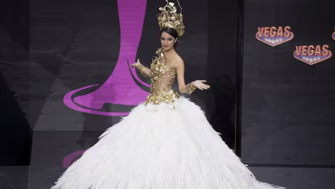 Việt Nam lọt Top10 trang phục dân tộc đẹp nhất Hoa hậu Hoàn Vũ 2013 ảnh 4