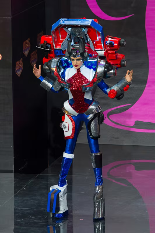 Việt Nam lọt Top10 trang phục dân tộc đẹp nhất Hoa hậu Hoàn Vũ 2013 ảnh 1