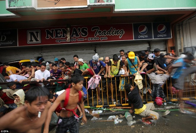 Philippines: Cảnh tượng kinh hoàng sau bão Haiyan ảnh 1 Philippines: Cảnh tượng kinh hoàng sau bão Haiyan ảnh 1