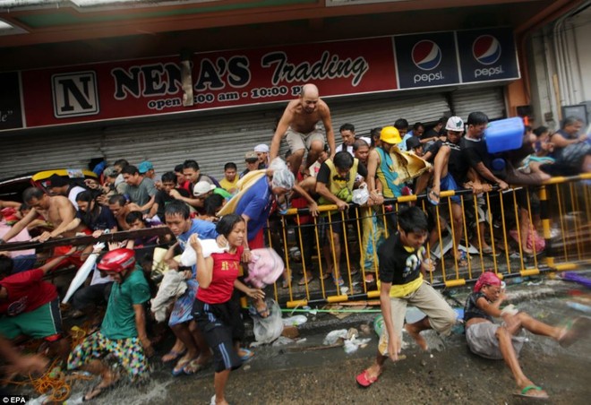 Philippines: Cảnh tượng kinh hoàng sau bão Haiyan ảnh 13 Philippines: Cảnh tượng kinh hoàng sau bão Haiyan ảnh 13