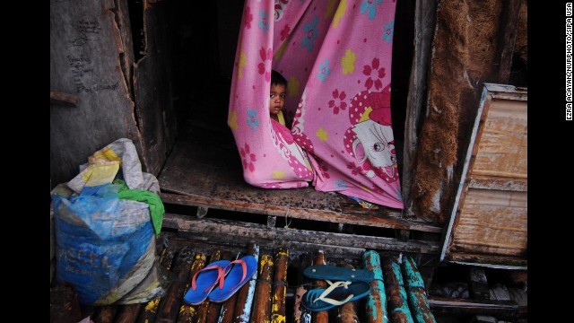 Rơi nước mắt trước thảm cảnh trẻ em Philippines sau siêu bão Haiyan ảnh 4 Rơi nước mắt trước thảm cảnh trẻ em Philippines sau siêu bão Haiyan ảnh 4