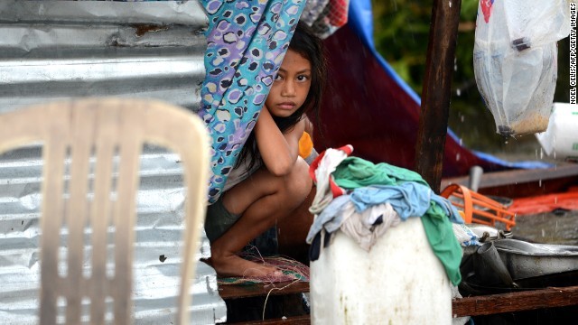 Rơi nước mắt trước thảm cảnh trẻ em Philippines sau siêu bão Haiyan ảnh 5 Rơi nước mắt trước thảm cảnh trẻ em Philippines sau siêu bão Haiyan ảnh 5