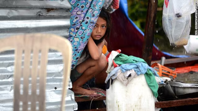 Rơi nước mắt trước thảm cảnh trẻ em Philippines sau siêu bão Haiyan ảnh 5 Rơi nước mắt trước thảm cảnh trẻ em Philippines sau siêu bão Haiyan ảnh 5