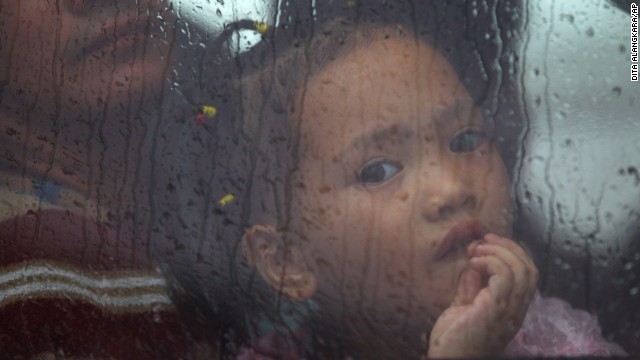 Rơi nước mắt trước thảm cảnh trẻ em Philippines sau siêu bão Haiyan ảnh 1 Rơi nước mắt trước thảm cảnh trẻ em Philippines sau siêu bão Haiyan ảnh 1