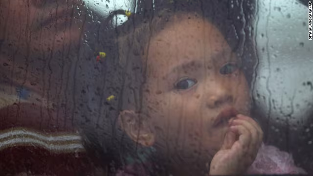 Rơi nước mắt trước thảm cảnh trẻ em Philippines sau siêu bão Haiyan ảnh 1 Rơi nước mắt trước thảm cảnh trẻ em Philippines sau siêu bão Haiyan ảnh 1