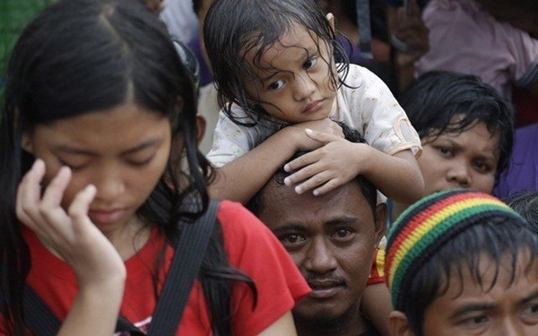 Rơi nước mắt trước thảm cảnh trẻ em Philippines sau siêu bão Haiyan ảnh 10 Rơi nước mắt trước thảm cảnh trẻ em Philippines sau siêu bão Haiyan ảnh 10