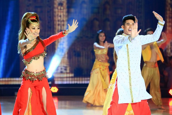 Khoe vũ điệu bốc lửa, Ngân Khánh lộ ngực trên sóng truyền hình ảnh 2 Khoe vũ điệu bốc lửa, Ngân Khánh lộ ngực trên sóng truyền hình ảnh 2