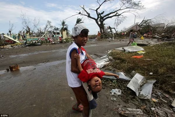 Rơi nước mắt trước thảm cảnh trẻ em Philippines sau siêu bão Haiyan ảnh 12 Rơi nước mắt trước thảm cảnh trẻ em Philippines sau siêu bão Haiyan ảnh 12