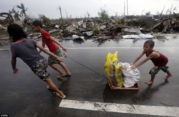Rơi nước mắt trước thảm cảnh trẻ em Philippines sau siêu bão Haiyan ảnh 13 Rơi nước mắt trước thảm cảnh trẻ em Philippines sau siêu bão Haiyan ảnh 13