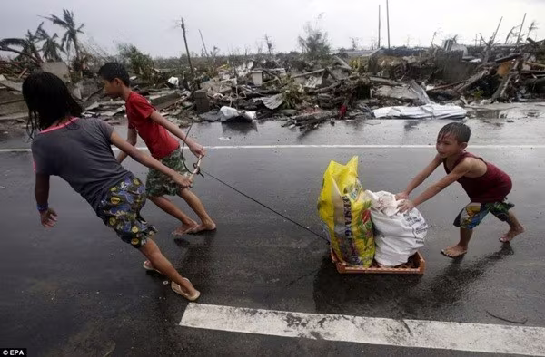 Rơi nước mắt trước thảm cảnh trẻ em Philippines sau siêu bão Haiyan ảnh 13 Rơi nước mắt trước thảm cảnh trẻ em Philippines sau siêu bão Haiyan ảnh 13