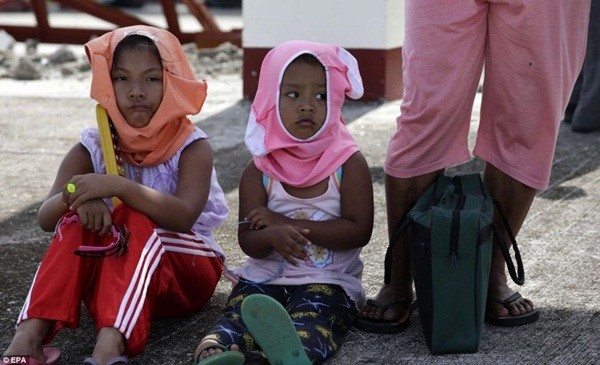 Rơi nước mắt trước thảm cảnh trẻ em Philippines sau siêu bão Haiyan ảnh 15 Rơi nước mắt trước thảm cảnh trẻ em Philippines sau siêu bão Haiyan ảnh 15