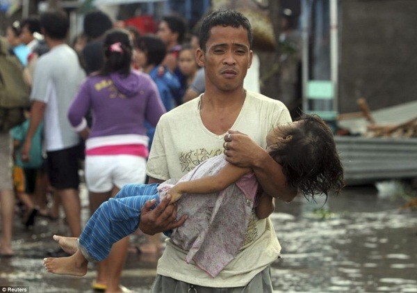 Rơi nước mắt trước thảm cảnh trẻ em Philippines sau siêu bão Haiyan ảnh 18 Rơi nước mắt trước thảm cảnh trẻ em Philippines sau siêu bão Haiyan ảnh 18
