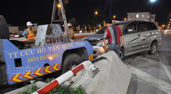 “Xế hộp” cưỡi dải phân cách trước trạm thu phí ảnh 3 “Xế hộp” cưỡi dải phân cách trước trạm thu phí ảnh 3