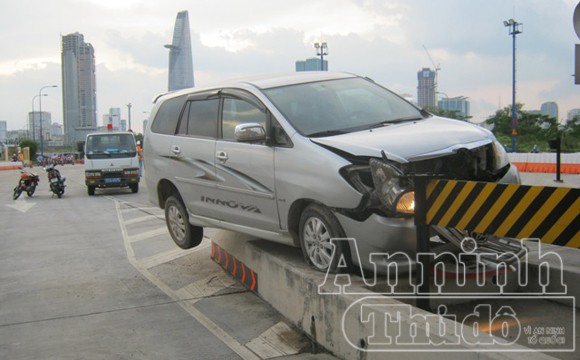 “Xế hộp” cưỡi dải phân cách trước trạm thu phí ảnh 2 “Xế hộp” cưỡi dải phân cách trước trạm thu phí ảnh 2