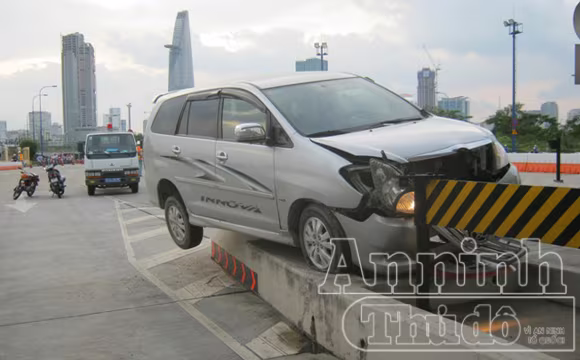 “Xế hộp” cưỡi dải phân cách trước trạm thu phí ảnh 2 “Xế hộp” cưỡi dải phân cách trước trạm thu phí ảnh 2