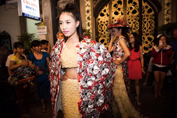Dàn "chân dài" khoe dáng giữa phố với thời trang bao cao su ảnh 2 Dàn "chân dài" khoe dáng giữa phố với thời trang bao cao su ảnh 2