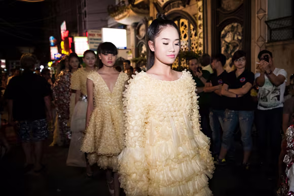 Dàn "chân dài" khoe dáng giữa phố với thời trang bao cao su ảnh 1 Dàn "chân dài" khoe dáng giữa phố với thời trang bao cao su ảnh 1
