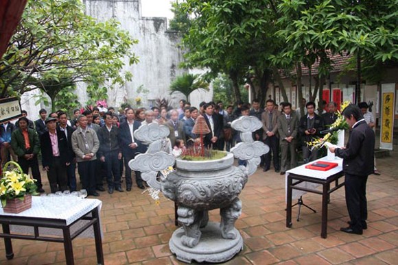 90 tuổi vẫn miệt mài đi học... chữ ảnh 1 90 tuổi vẫn miệt mài đi học... chữ ảnh 1