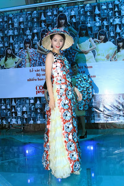 Trà My diện trang phục BCS, xác lập kỷ lục Guinness Việt Nam ảnh 6 Trà My diện trang phục BCS, xác lập kỷ lục Guinness Việt Nam ảnh 6