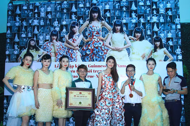 Trà My diện trang phục BCS, xác lập kỷ lục Guinness Việt Nam ảnh 2 Trà My diện trang phục BCS, xác lập kỷ lục Guinness Việt Nam ảnh 2