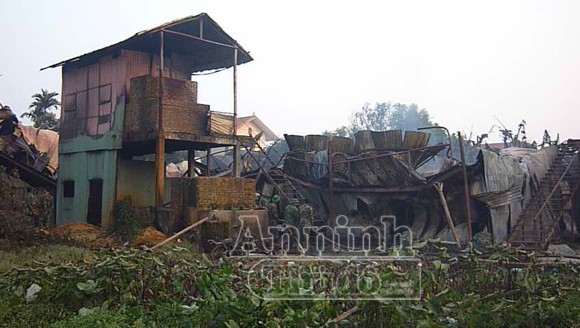 Cháy lớn tại khu nhà ở của công nhân, một bé gái mất tích ảnh 1 Cháy lớn tại khu nhà ở của công nhân, một bé gái mất tích ảnh 1