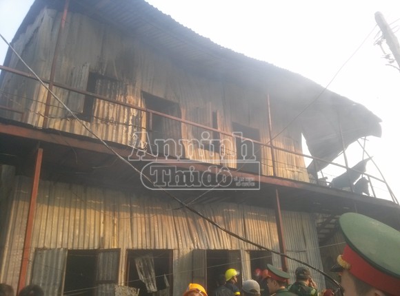 Cháy lớn tại khu nhà ở của công nhân, một bé gái mất tích ảnh 6 Cháy lớn tại khu nhà ở của công nhân, một bé gái mất tích ảnh 6