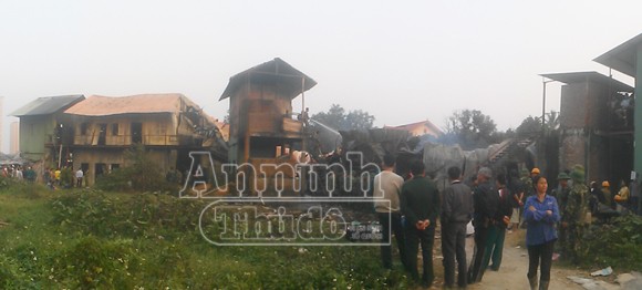 Cháy lớn tại khu nhà ở của công nhân, một bé gái mất tích ảnh 3 Cháy lớn tại khu nhà ở của công nhân, một bé gái mất tích ảnh 3