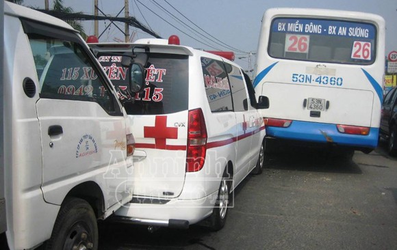 Tai nạn liên hoàn khiến xe cứu thương bị mắc kẹt ảnh 1 Tai nạn liên hoàn khiến xe cứu thương bị mắc kẹt ảnh 1