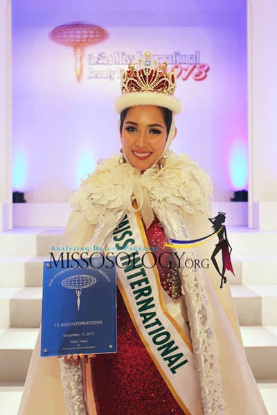 Trả lời về bão Haiyan, người đẹp Philippines đăng quang Hoa hậu Quốc tế 2013 ảnh 2 Trả lời về bão Haiyan, người đẹp Philippines đăng quang Hoa hậu Quốc tế 2013 ảnh 2
