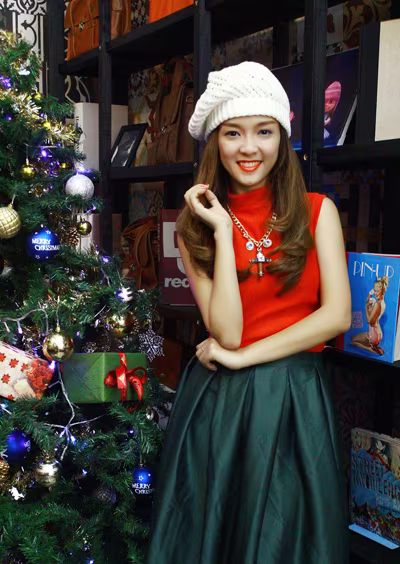 Đinh Hương hóa "bà già Noel" tặng khán giả "Jingle Bells" ảnh 4 Đinh Hương hóa "bà già Noel" tặng khán giả "Jingle Bells" ảnh 4