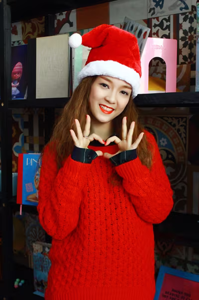 Đinh Hương hóa "bà già Noel" tặng khán giả "Jingle Bells" ảnh 6 Đinh Hương hóa "bà già Noel" tặng khán giả "Jingle Bells" ảnh 6