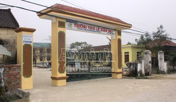 Nữ sinh dùng dao lam rạch mặt bạn trước cổng trường ảnh 1 Nữ sinh dùng dao lam rạch mặt bạn trước cổng trường ảnh 1