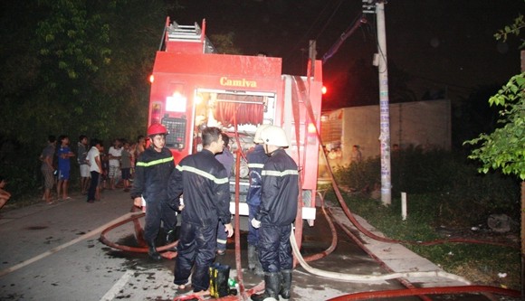 Cháy cơ sở gỗ trong đêm, nhiều công nhân thoát chết ảnh 1 Cháy cơ sở gỗ trong đêm, nhiều công nhân thoát chết ảnh 1