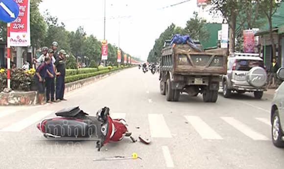 “Ma men” đi cấp cứu vì tông vào xe tải ảnh 1 “Ma men” đi cấp cứu vì tông vào xe tải ảnh 1