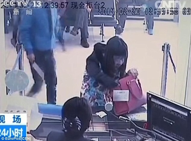 Nhân viên ngân hàng phì cười vì tên cướp ngớ ngẩn ảnh 1 Nhân viên ngân hàng phì cười vì tên cướp ngớ ngẩn ảnh 1