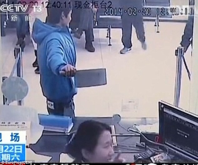 Nhân viên ngân hàng phì cười vì tên cướp ngớ ngẩn ảnh 2 Nhân viên ngân hàng phì cười vì tên cướp ngớ ngẩn ảnh 2