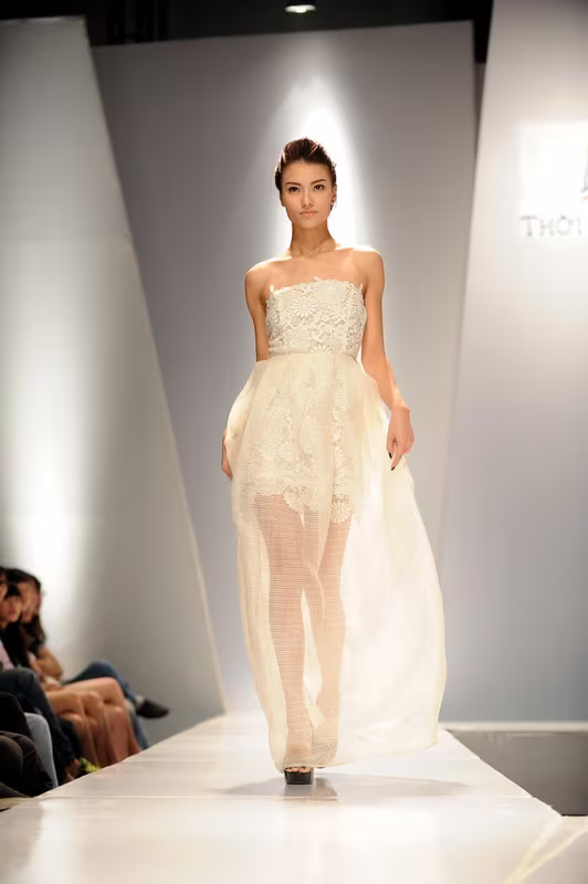 Hồng Quế đọ dáng, khoe chân với Hà Anh, Hoàng Yến ảnh 4 Hồng Quế đọ dáng, khoe chân với Hà Anh, Hoàng Yến ảnh 4