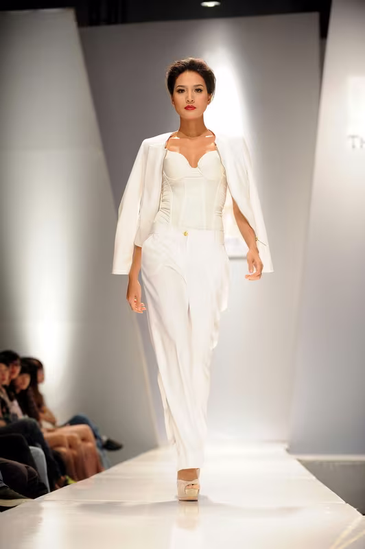 Hồng Quế đọ dáng, khoe chân với Hà Anh, Hoàng Yến ảnh 17 Hồng Quế đọ dáng, khoe chân với Hà Anh, Hoàng Yến ảnh 17