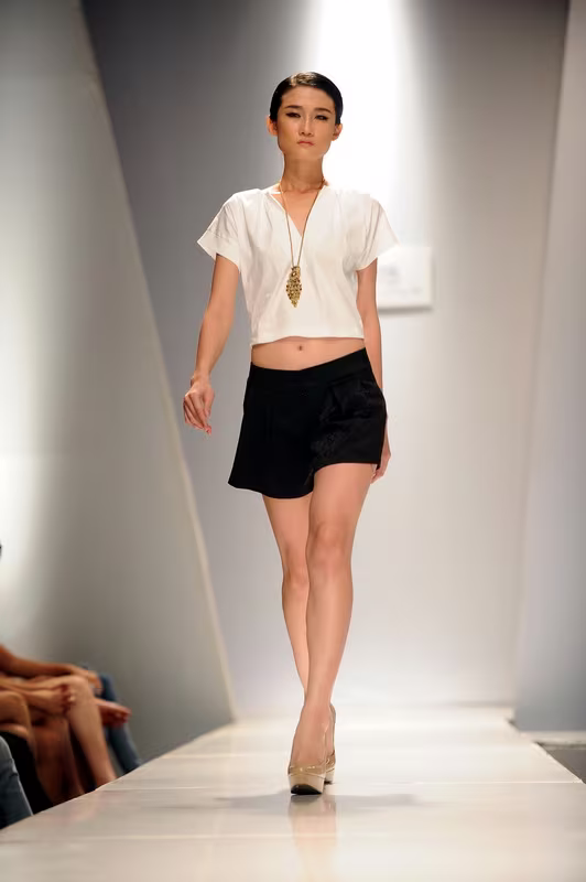 Hồng Quế đọ dáng, khoe chân với Hà Anh, Hoàng Yến ảnh 15 Hồng Quế đọ dáng, khoe chân với Hà Anh, Hoàng Yến ảnh 15