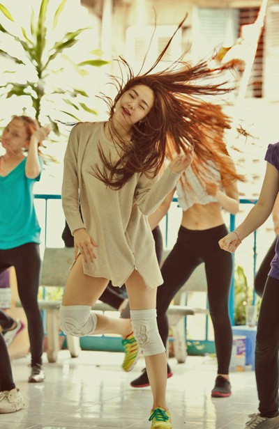 Minh Hằng lộ chân tím bầm khi diện quần ngắn tập nhảy ảnh 2 Minh Hằng lộ chân tím bầm khi diện quần ngắn tập nhảy ảnh 2