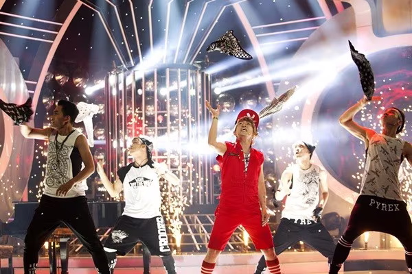 Con trai Hoài Linh gây sốc vì giả gái "quá giống" ảnh 7