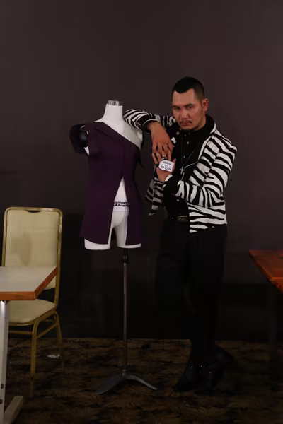 Chiêu "hô biến" áo sơ mi độc đáo của thí sinh Project Runway ảnh 5 Chiêu "hô biến" áo sơ mi độc đáo của thí sinh Project Runway ảnh 5