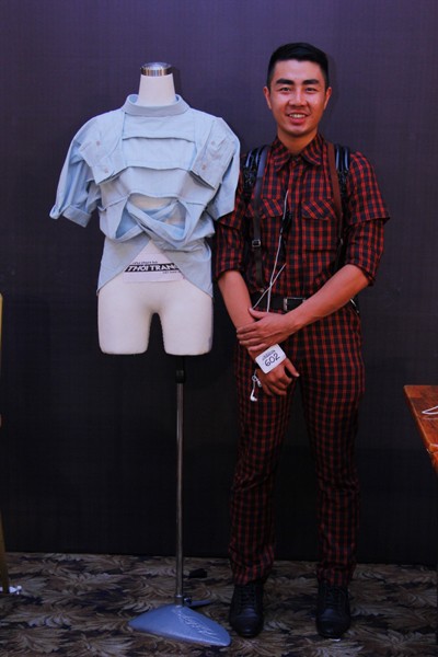 Chiêu "hô biến" áo sơ mi độc đáo của thí sinh Project Runway ảnh 7 Chiêu "hô biến" áo sơ mi độc đáo của thí sinh Project Runway ảnh 7
